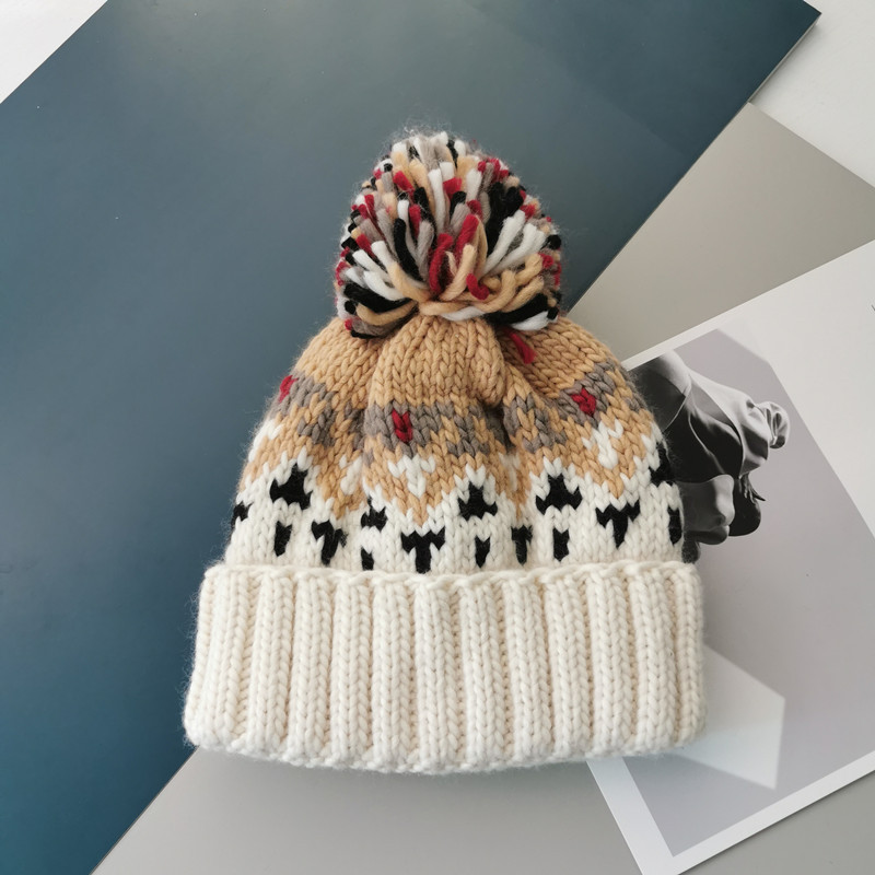 H00050 Värikäs Jacquard Ihana lämmin neulottu hattu hiuspallolla