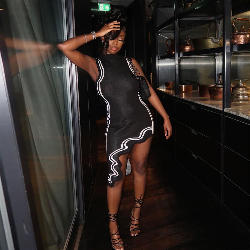 SM-K0079 hihaton pyöreä kaula epäsäännöllinen raidallinen epäsymmetrinen neulemekko SM-K0079 hihaton pyöreä kaula epäsäännöllinen raidallinen epäsymmetrinen neulemekko